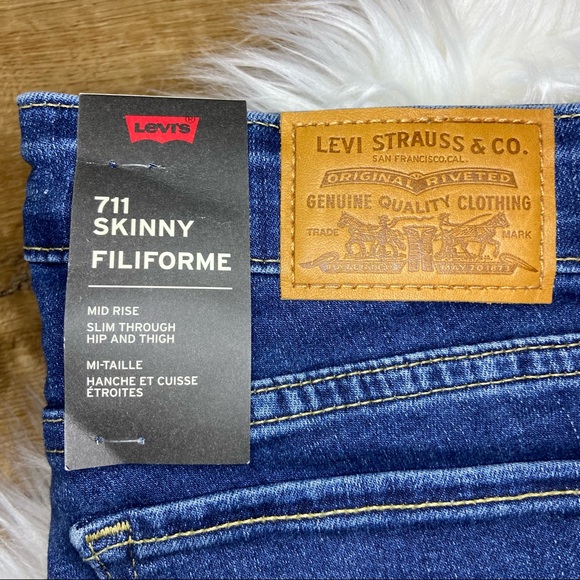 LEVIโS 711 Skinny Mid-Rise Medium Wash Jeans - Picture 9 of 11